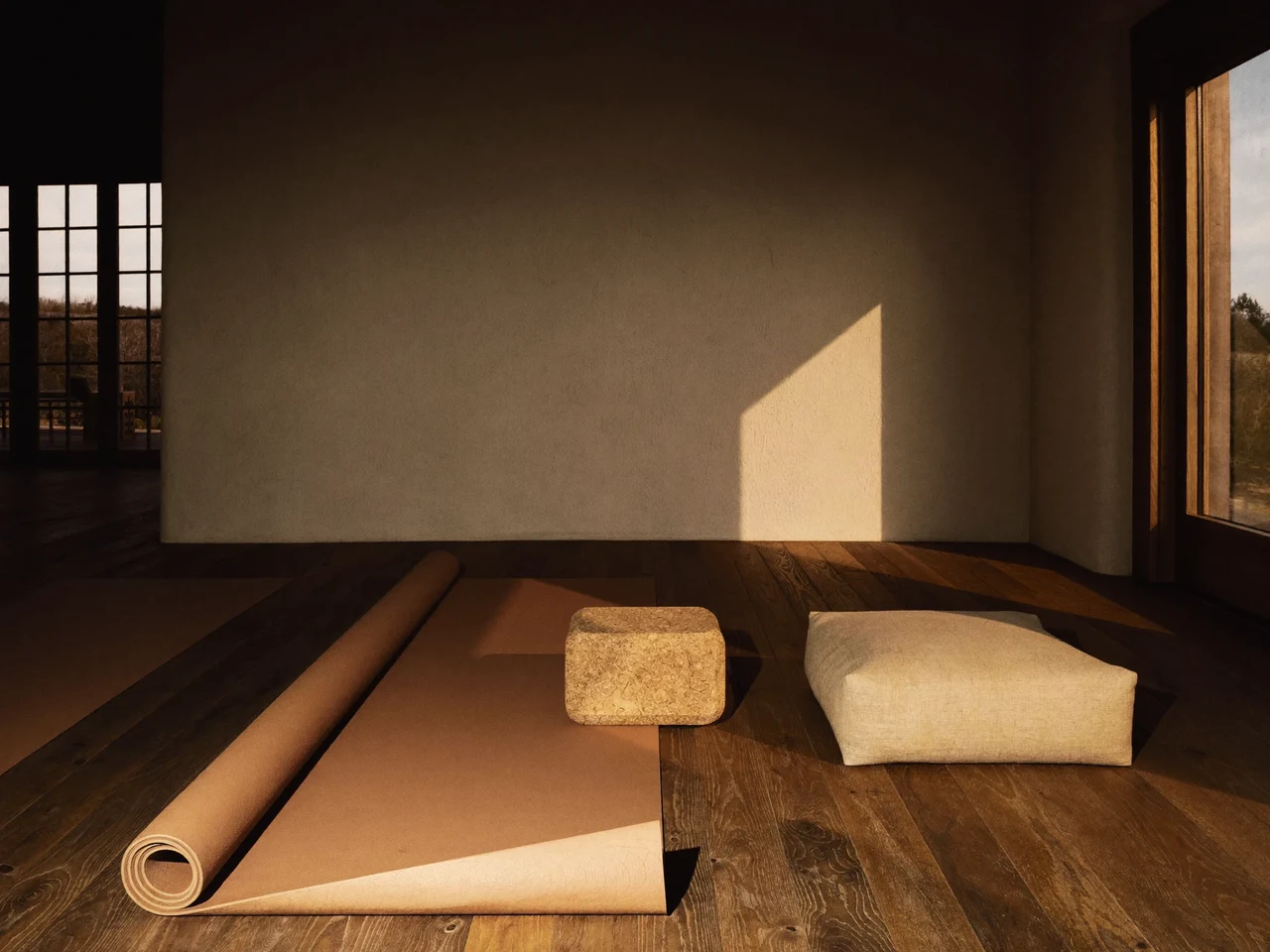 Sonnige Ecke mit Tonmatte, Korkblock und Leinenkissen auf Holzboden, ohne Personen